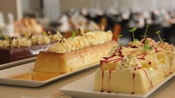Eine Auswahl an Desserts auf Tellern.