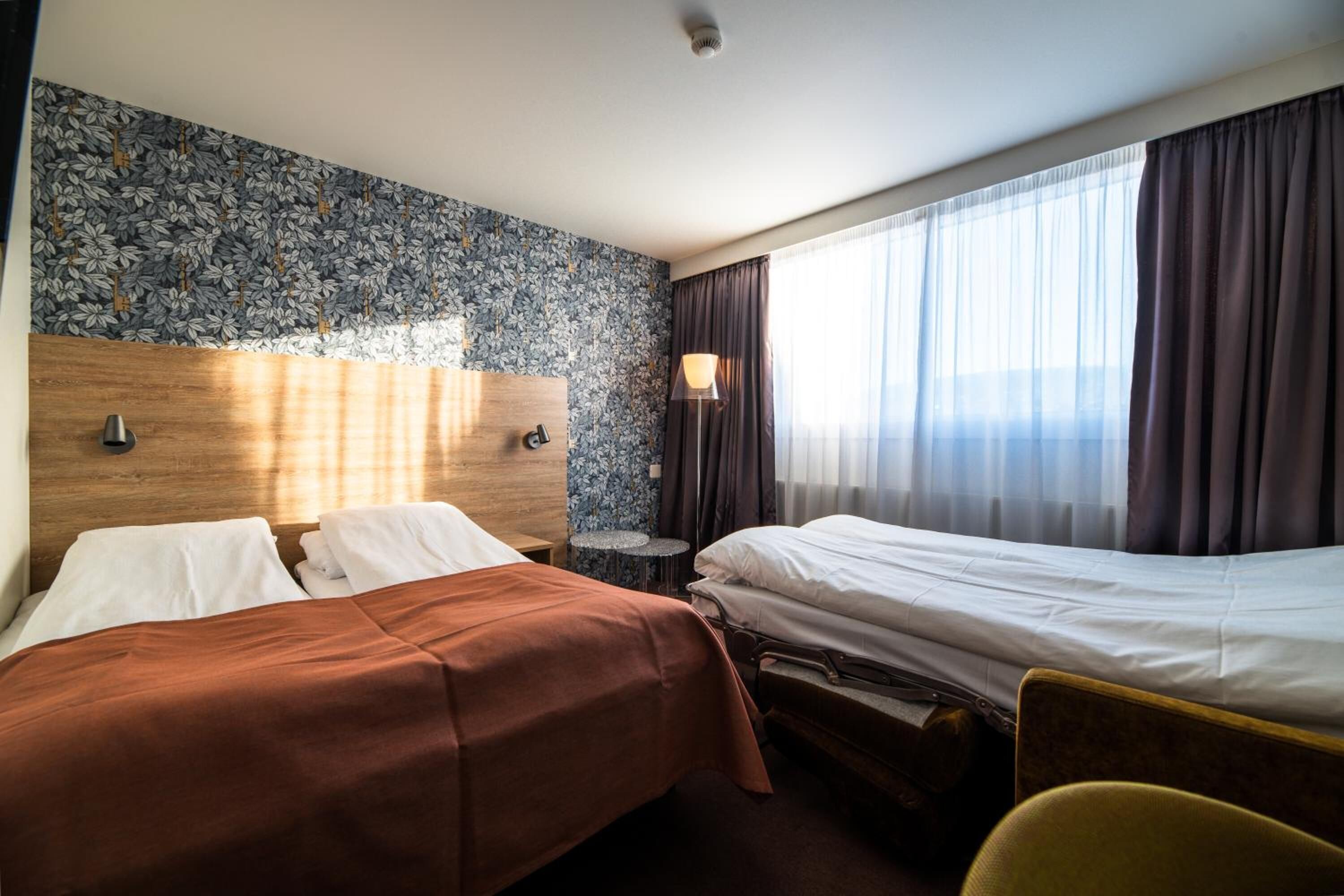 double room (ground floor) | 1 bedroom, individually decorated, individually furnished, desk