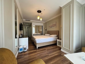 Standard-Dreibettzimmer | Zimmersafe, Schreibtisch, schallisolierte Zimmer, Bügeleisen/Bügelbrett
