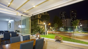 A restaurant with a view of a cityscape at night. - Villa Vanilla Hotel  (Istanbul)