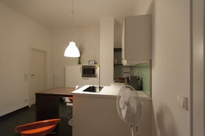 Estúdio conforto, cozinha | Cozinha privada | Geladeira, micro-ondas, fogão, cooktop