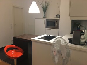 Comfort studio, keuken | Privékeuken | Een koelkast, een microgolfoven, een oven, een kookplaat