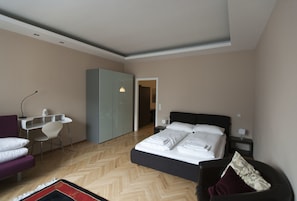 Studio Confort, cuisine | 1 chambre, bureau, fer et planche à repasser, lits bébé (gratuits)