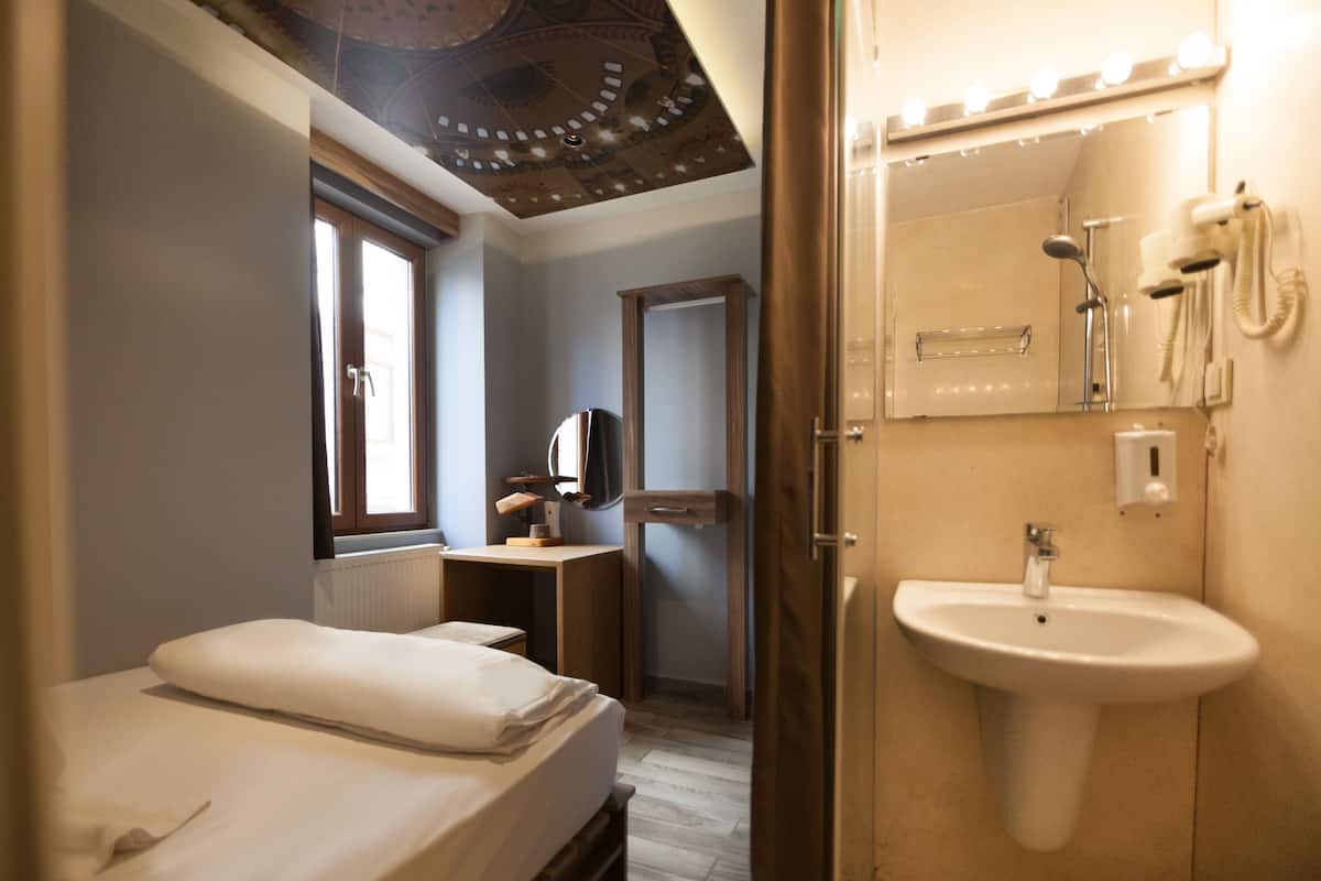 Cortinas blackout, insonorización, wifi gratis y ropa de cama