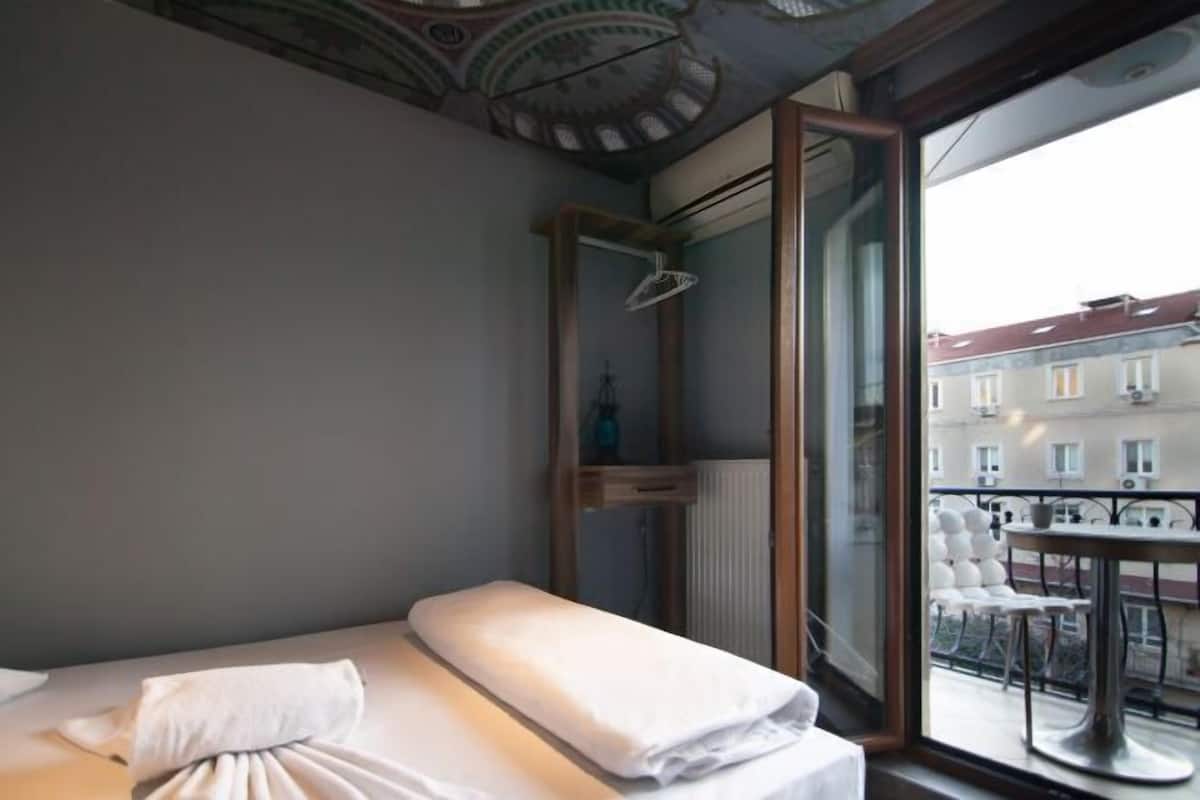 Blackout curtains, soundproofing, free WiFi, bed sheets