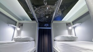 基础宿舍, 男女混合宿舍, 公共浴室 (4 Beds) | 遮光窗帘、隔音、免费 WiFi、床单