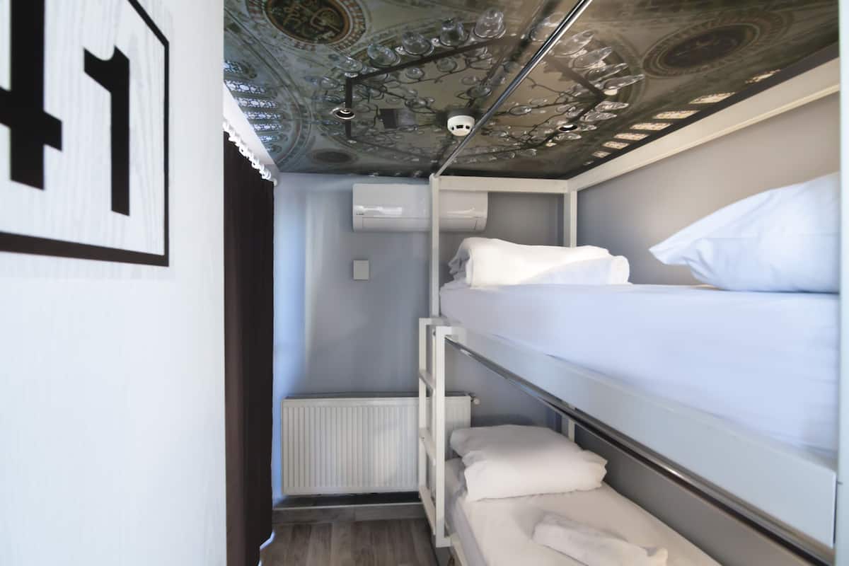 Cortinas blackout, insonorización, wifi gratis y ropa de cama