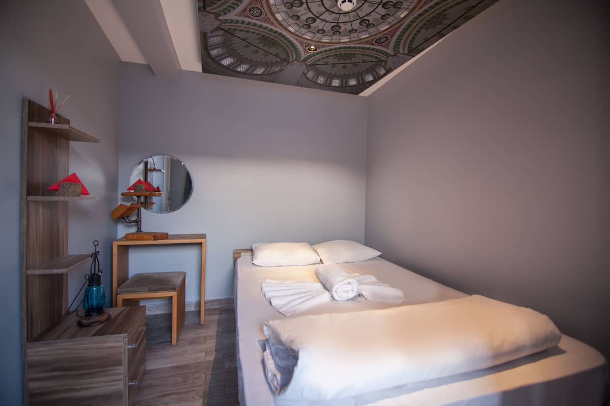 Cortinas blackout, insonorización, wifi gratis y ropa de cama