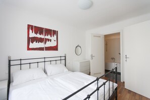 Comfort-Apartment, 1 Schlafzimmer, Küche | 1 Schlafzimmer, Bügeleisen/Bügelbrett, kostenlose Babybetten