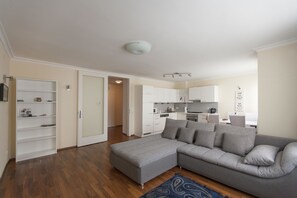 Departamento Confort, 1 habitación, cocina | Área de sala de estar | Televisión de pantalla plana 