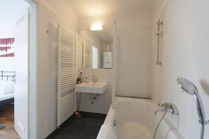 コンフォート アパートメント 1 ベッドルーム キッチン | バスルーム | シャワー付き浴槽、バスアメニティ (無料)、ヘアドライヤー、タオル