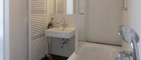Appartement Confort, 1 chambre, cuisine | Salle de bain | Ensemble baignoire-douche, articles de toilette (gratuits)