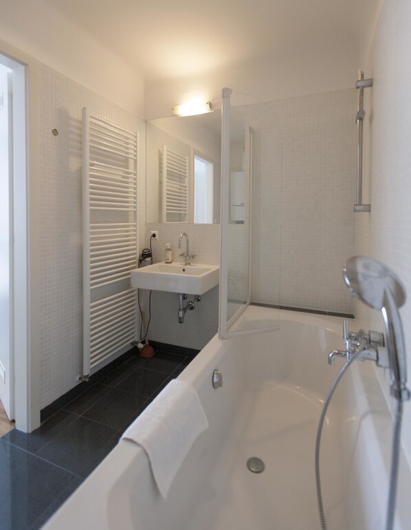 Departamento Confort, 1 habitación, cocina | Baño | Tina con regadera, amenidades de baño gratuitas, secadora de cabello 