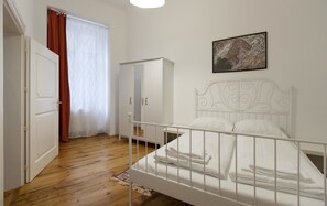 ลักซ์ชัวรี่อพาร์ทเมนท์, 3 ห้องนอน, ห้องครัว | 3 ห้องนอน, เตารีด/โต๊ะรีดผ้า, เปล/เตียงเด็กอ่อน (ฟรี), Wi-Fi ฟรี