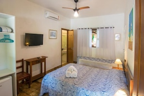 Minibar, desk, soundproofing, iron/ironing board - Pousada Miracolo (Paraty)