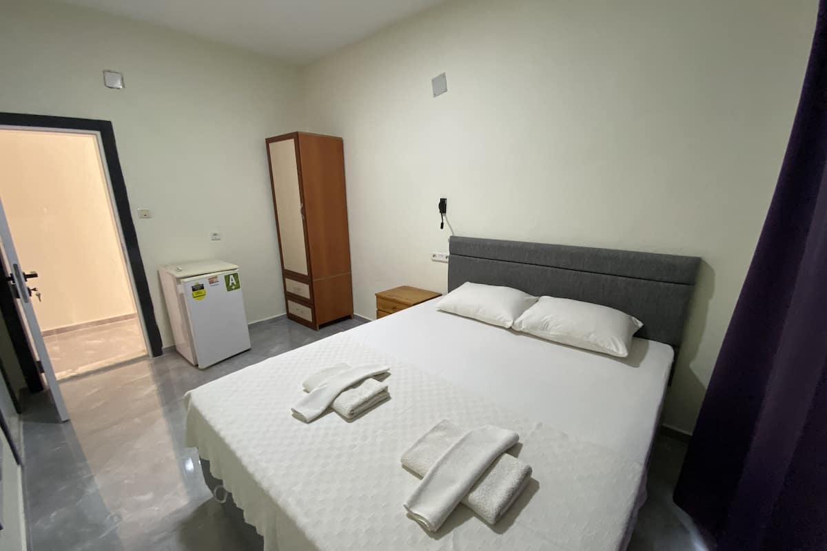 Standard Double Room | Iron/ironing board, free WiFi, bed sheets