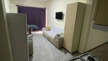 Apartment, 1 Schlafzimmer | Wohnbereich | 32-Zoll-LED-Fernseher mit Satellitenempfang, Fernseher