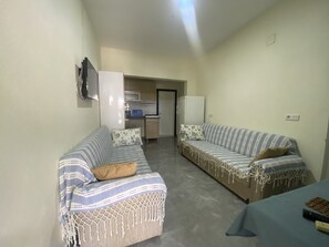 Apartamento, 1 quarto | Área de estar | TV LED 32 polegadas com canais via satélite, TV