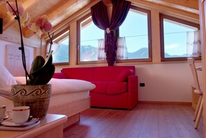 Skrivebord, barnesenger (inkludert) og wi-fi (inkludert)