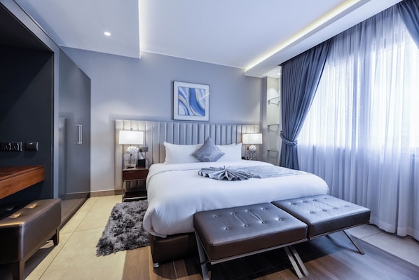 Executive suite | Luxe beddengoed, een bureau, een laptopwerkplek