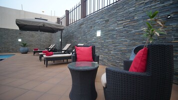 Outdoor pool, pool umbrellas, sun loungers