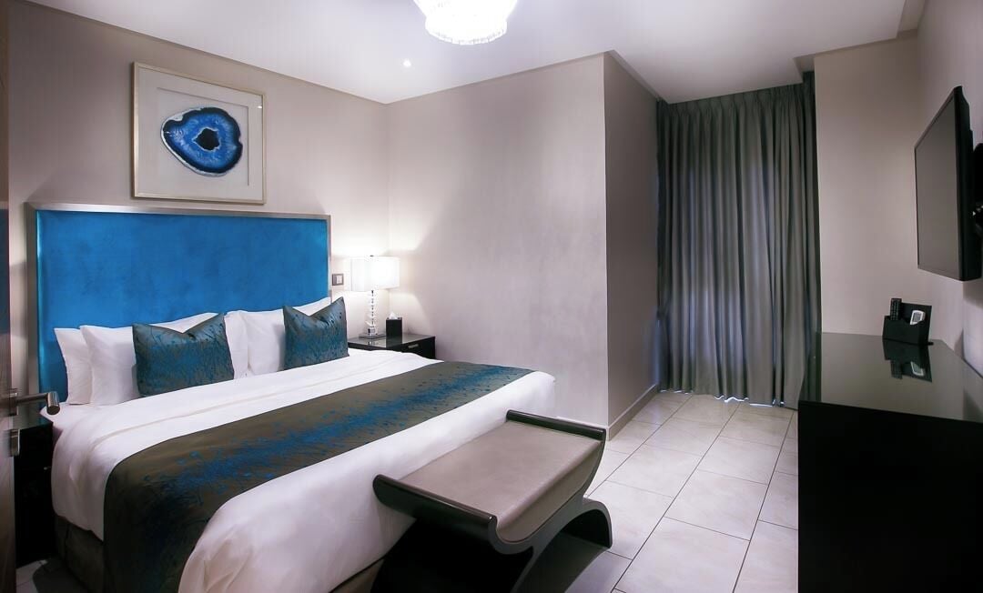Suite Deluks, 1 kamar tidur | Seprai premium, meja kerja, dan ruang kerja ramah laptop