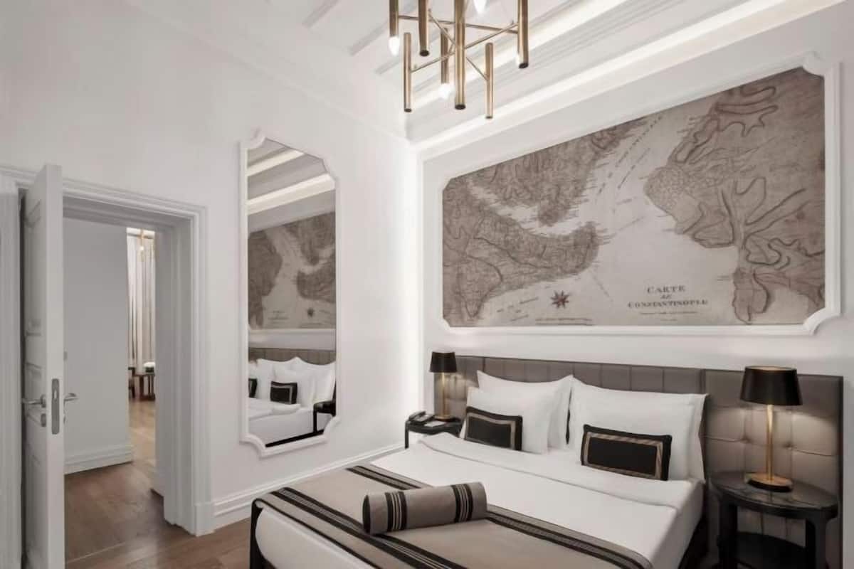 Ylelliset vuodevaatteet, minibaari, tallelokero huoneessa, äänieristys