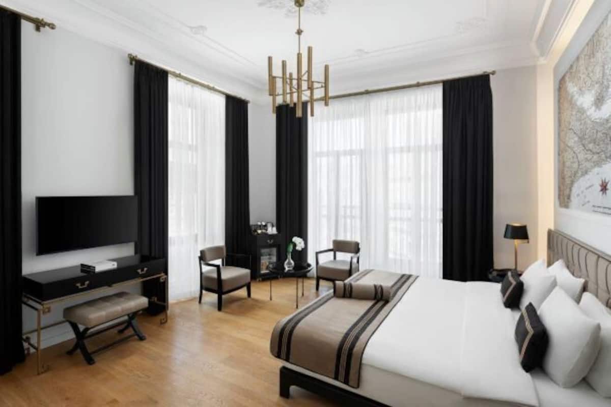 Premium bedding, minibar, in-room safe, soundproofing