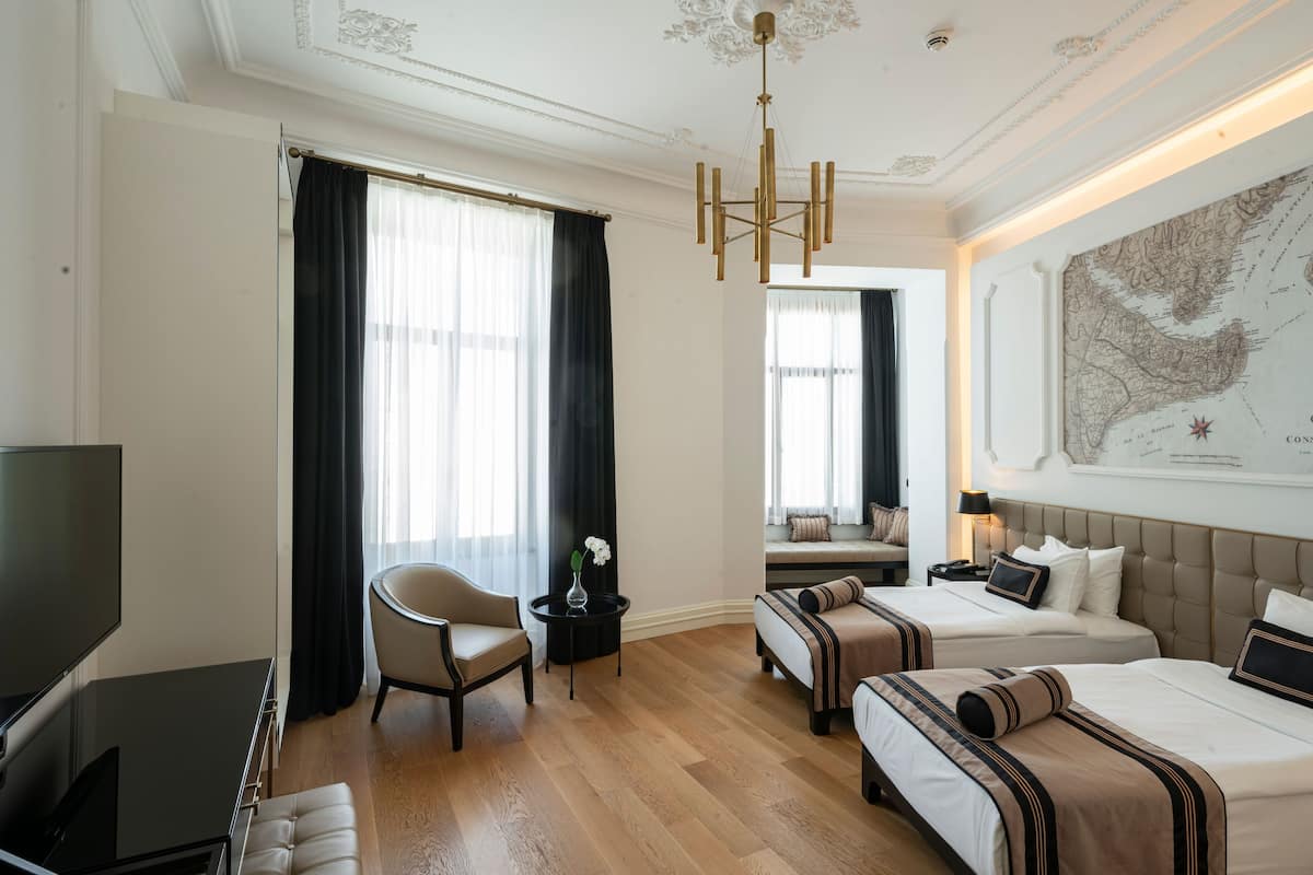 Deluxe Taksim Square Twin | Peralatan tempat tidur premium, bar mini, peti besi dalam bilik