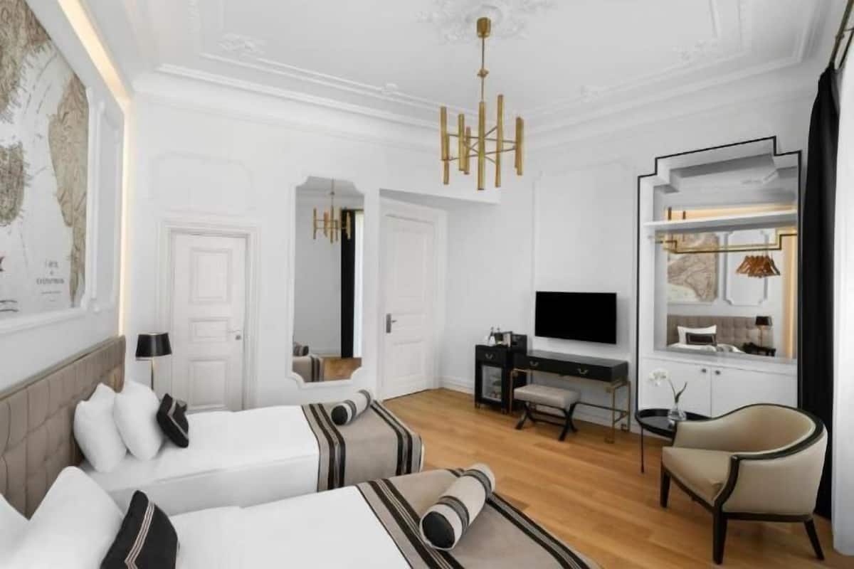 Ylelliset vuodevaatteet, minibaari, tallelokero huoneessa, äänieristys