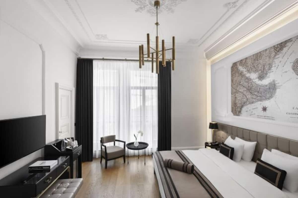 Premium bedding, minibar, in-room safe, soundproofing