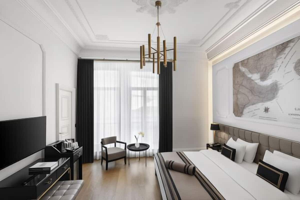 Ylelliset vuodevaatteet, minibaari, tallelokero huoneessa, äänieristys