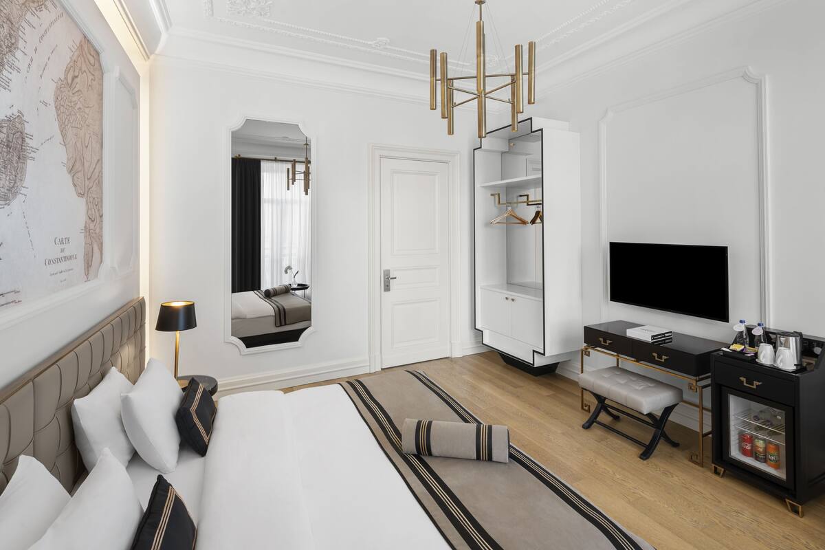 Deluxe Room French | 高級寝具、ミニバー、セーフティボックス (室内)、防音設備