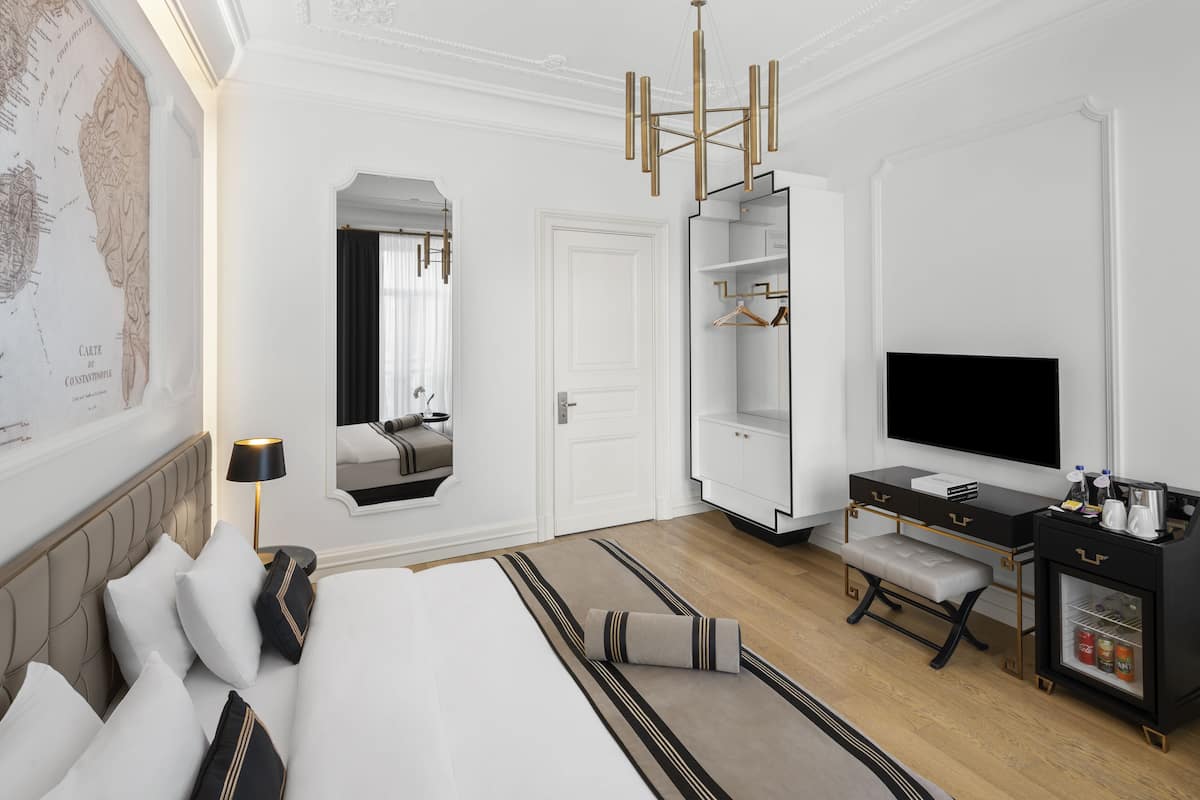 Deluxe Room French | Peralatan tempat tidur premium, bar mini, peti besi dalam bilik