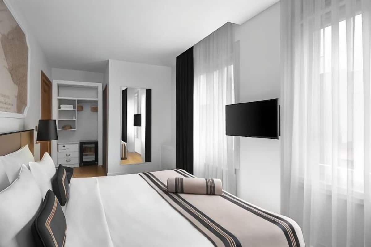 Ylelliset vuodevaatteet, minibaari, tallelokero huoneessa, äänieristys