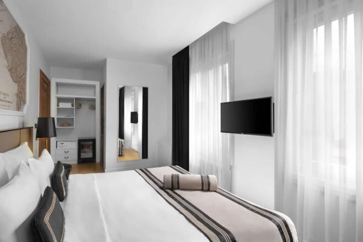 Premium bedding, minibar, in-room safe, soundproofing