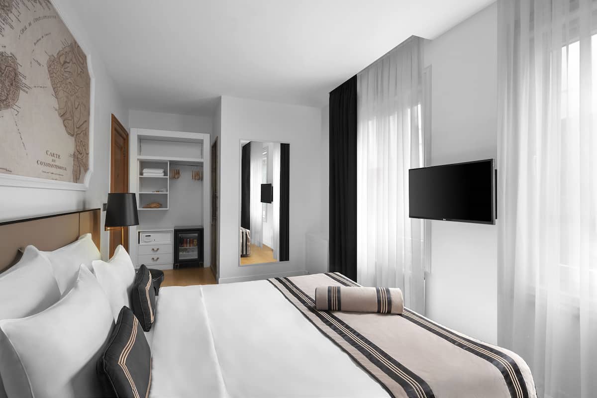 Standard Room No View French | Peralatan tempat tidur premium, bar mini, peti besi dalam bilik