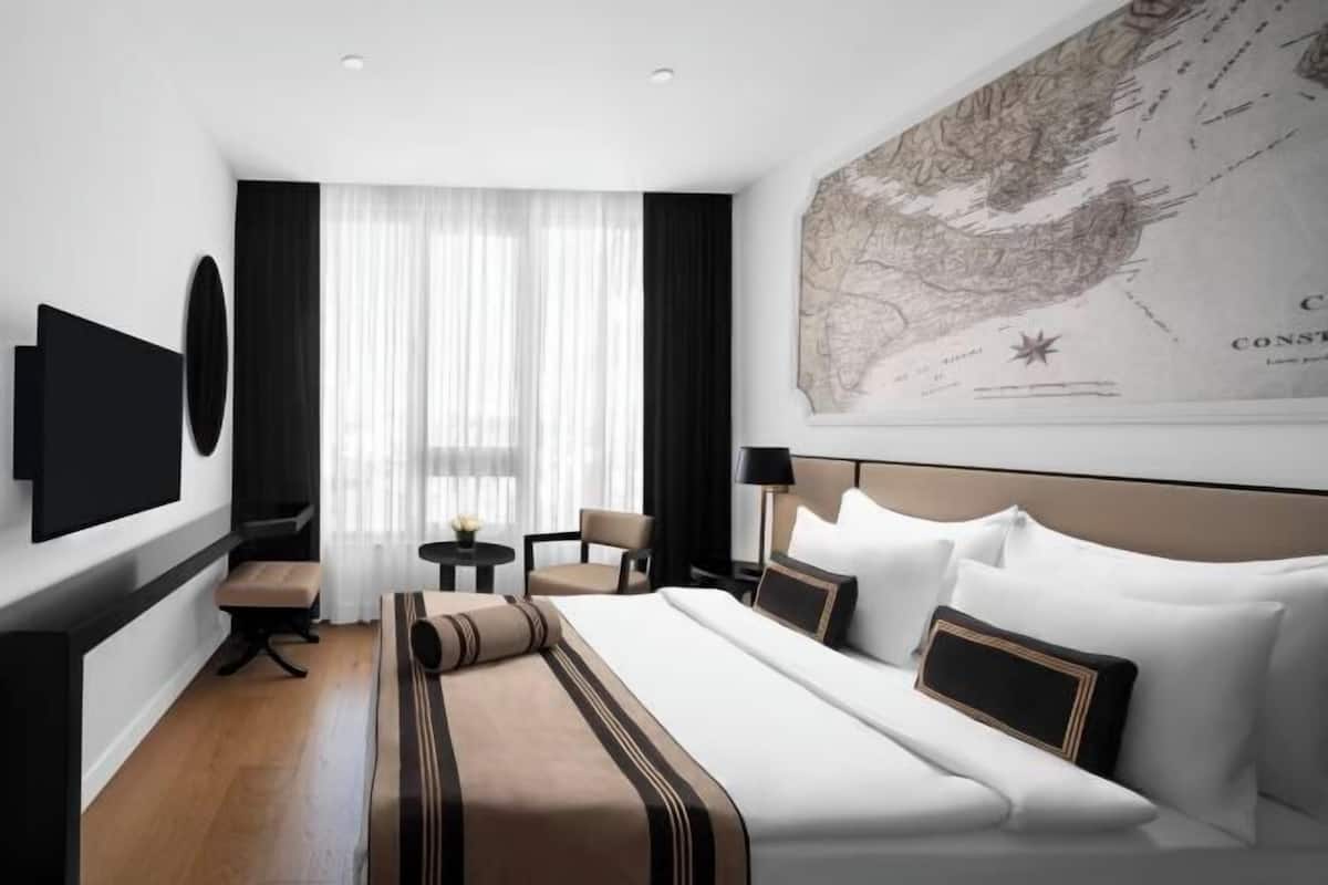 Ylelliset vuodevaatteet, minibaari, tallelokero huoneessa, äänieristys