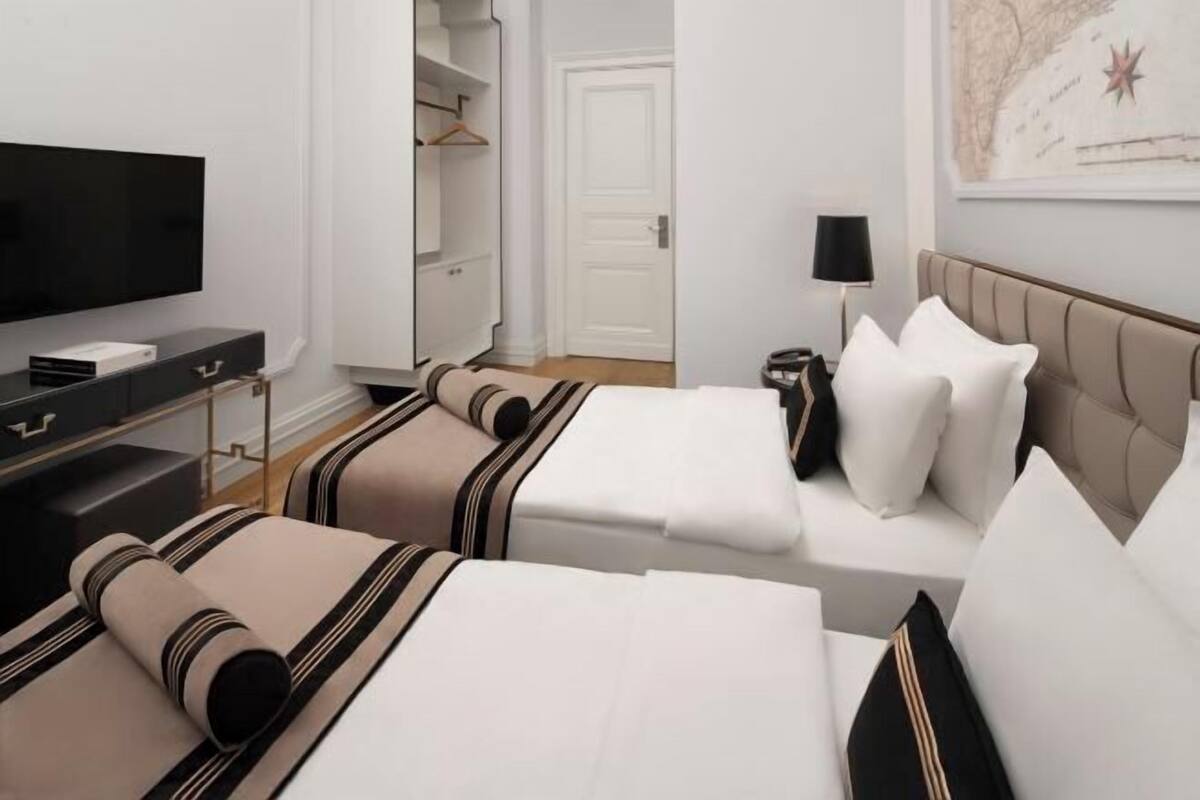 Ylelliset vuodevaatteet, minibaari, tallelokero huoneessa, äänieristys