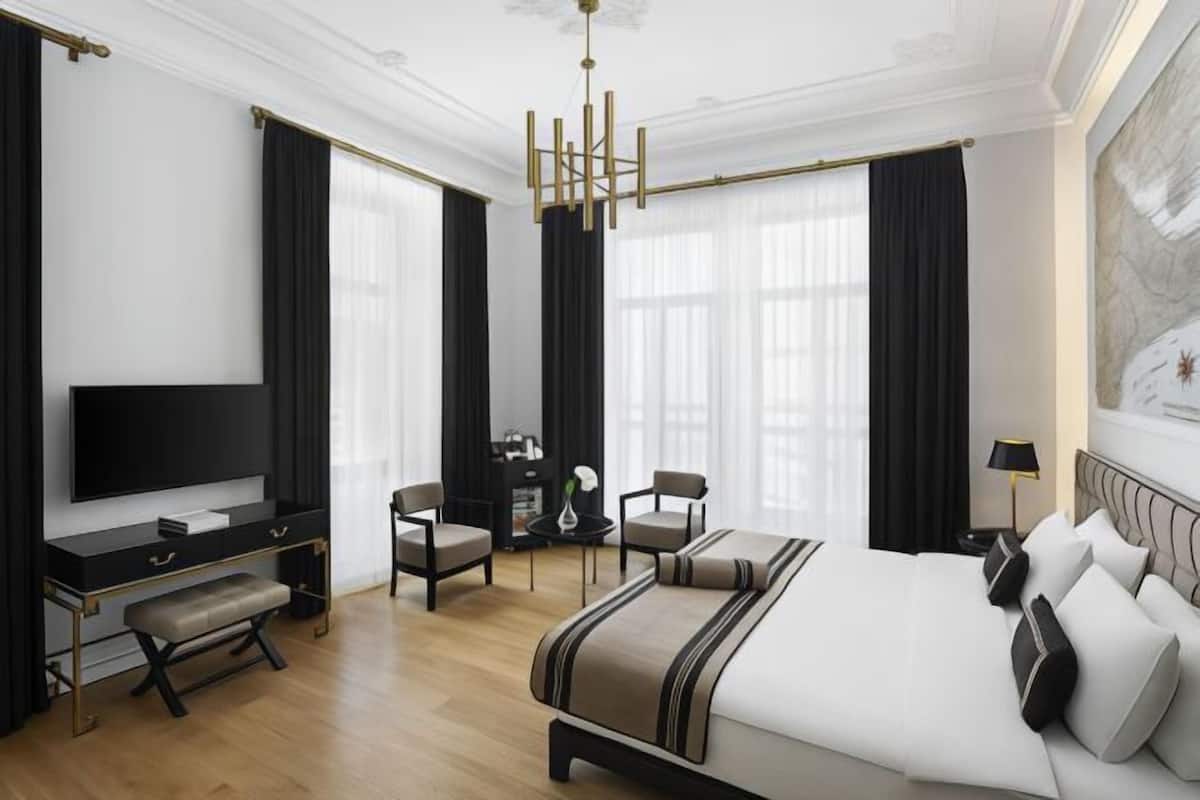 Ylelliset vuodevaatteet, minibaari, tallelokero huoneessa, äänieristys