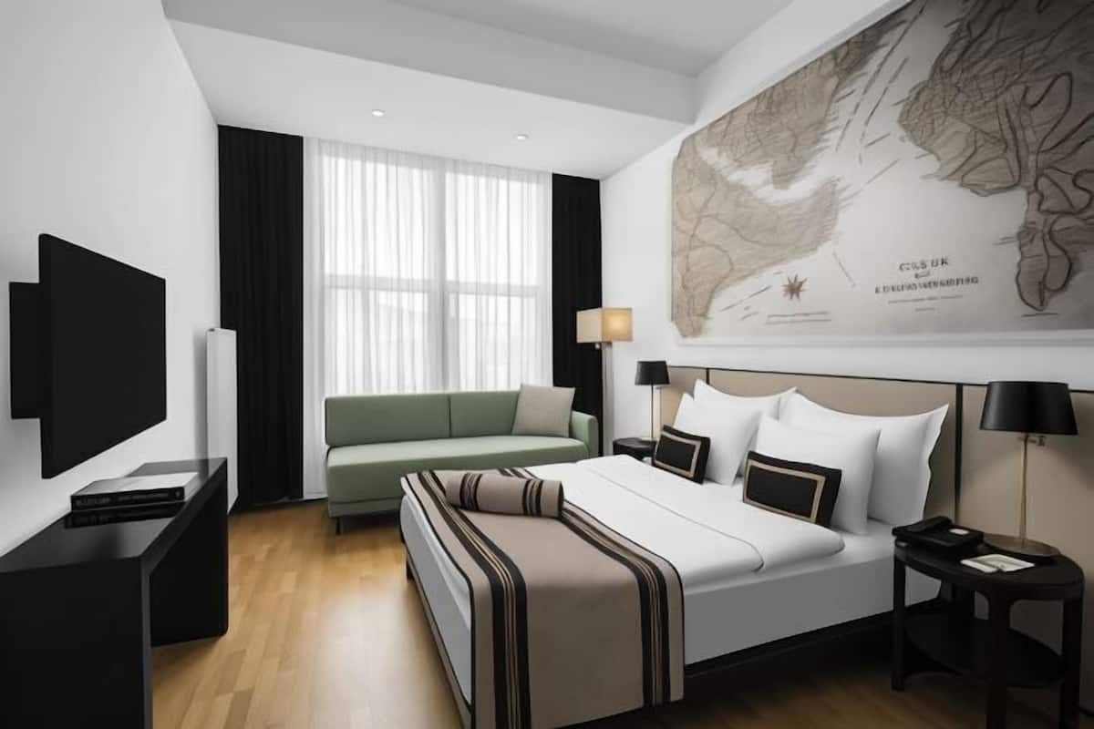 Ylelliset vuodevaatteet, minibaari, tallelokero huoneessa, äänieristys