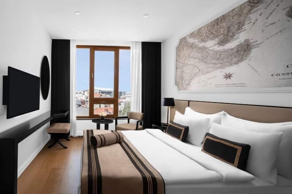 Ylelliset vuodevaatteet, minibaari, tallelokero huoneessa, äänieristys