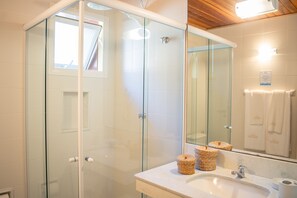 Family Room | Bathroom | Shower, free toiletries, hair dryer, towels - Pousada da Cyssa (Búzios)