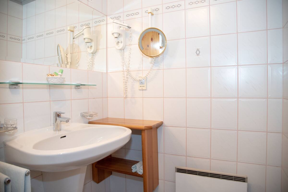 double room | bathroom | shower, free toiletries, hair dryer, towels