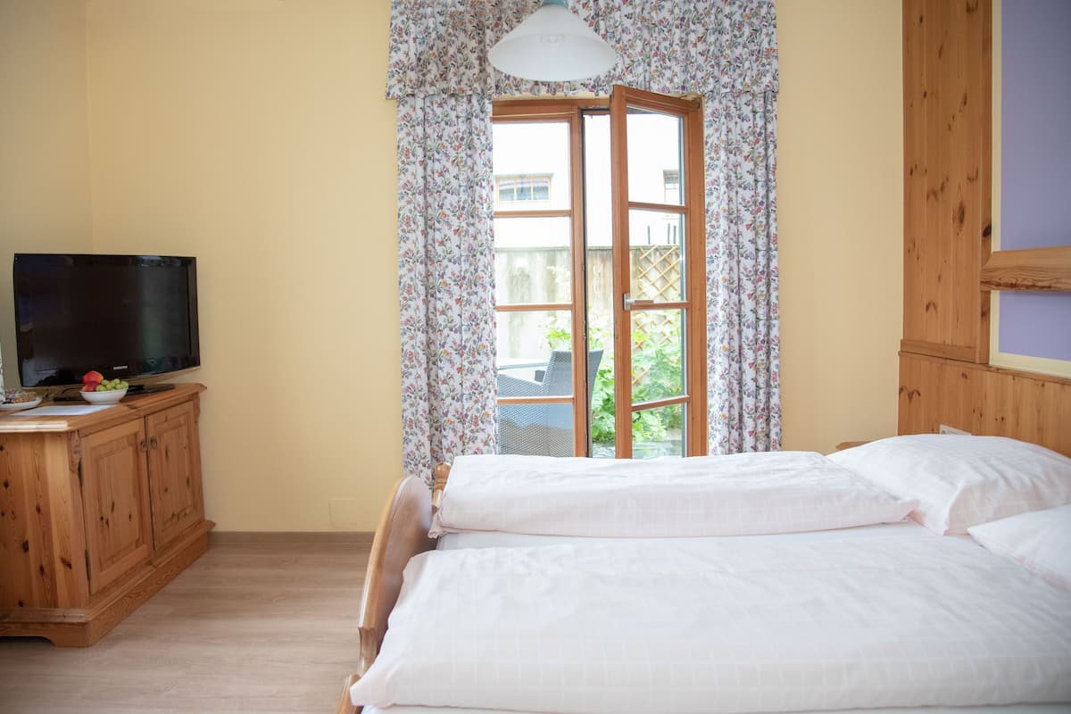 double room | hypo-allergenic bedding, minibar, in-room safe, desk