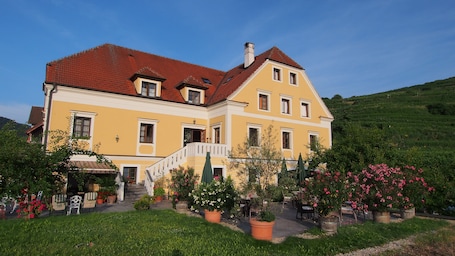 Exterior. Hotel Weinberghof & Weingut Lagler