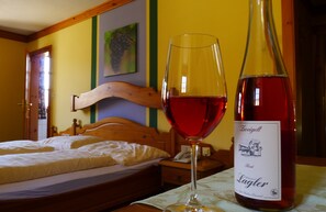 Double Room | Hypo-allergenic bedding, minibar, in-room safe, desk - Hotel Weinberghof & Weingut Lagler (Spitz)