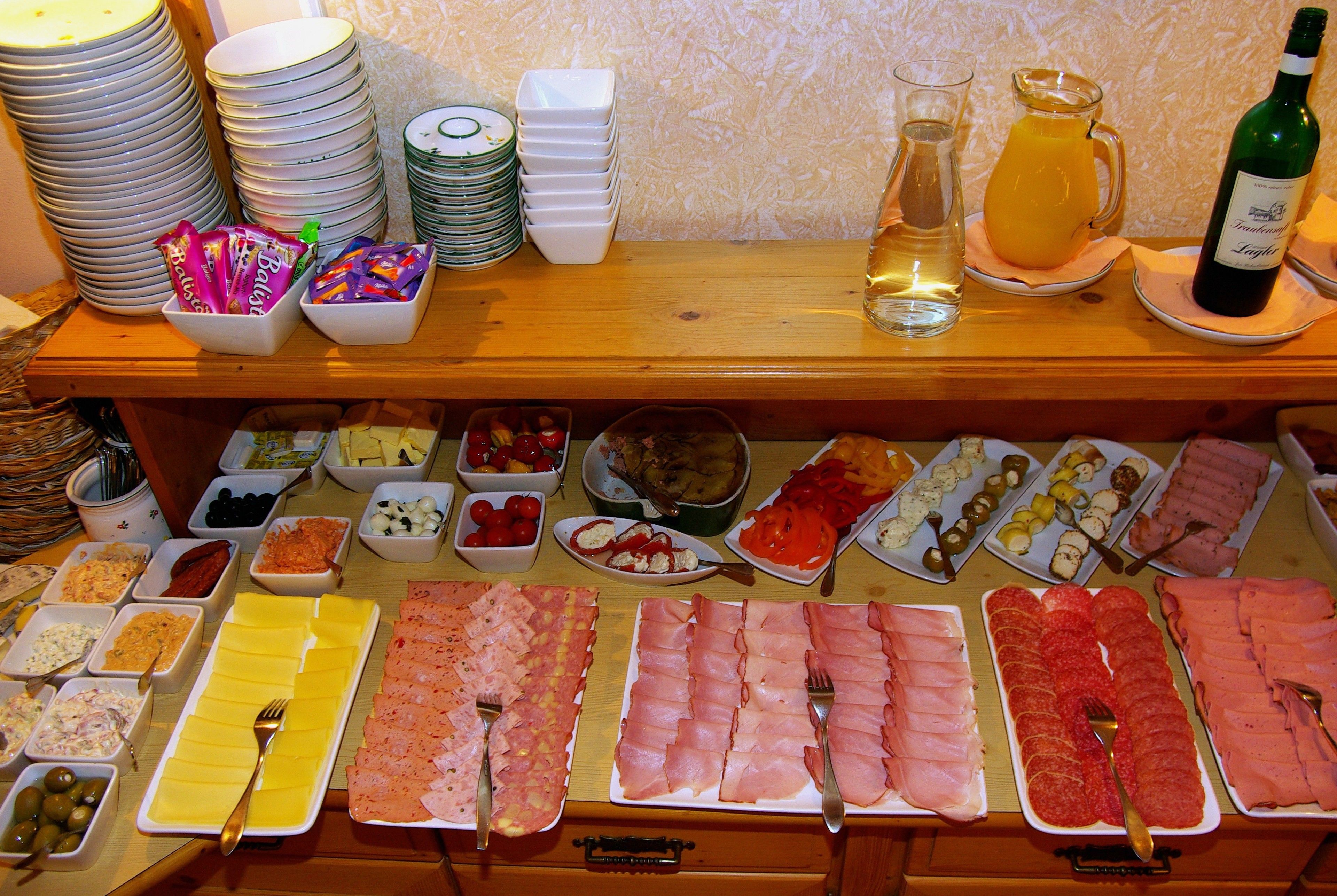 Un bufé con diversas opciones de comida y salsas.