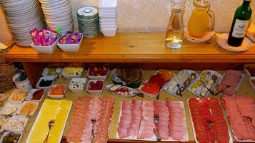 Un bufé con diversas opciones de comida y salsas.
