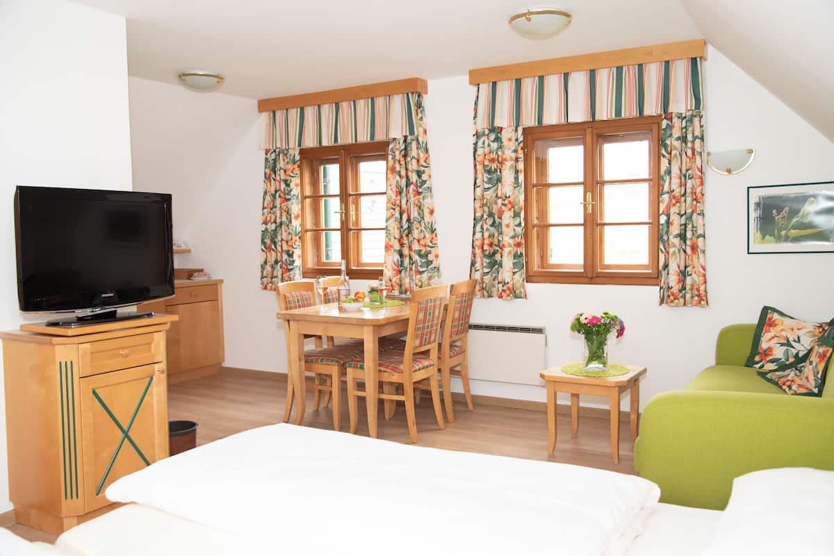 junior suite | living area | flat-screen tv